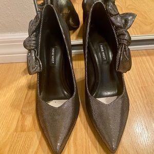 Nine West Metallic Pump size 10 with side bow! Brand new never worn!